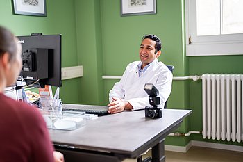 Dr. med. Lijo Mannil im Patientengespräch
