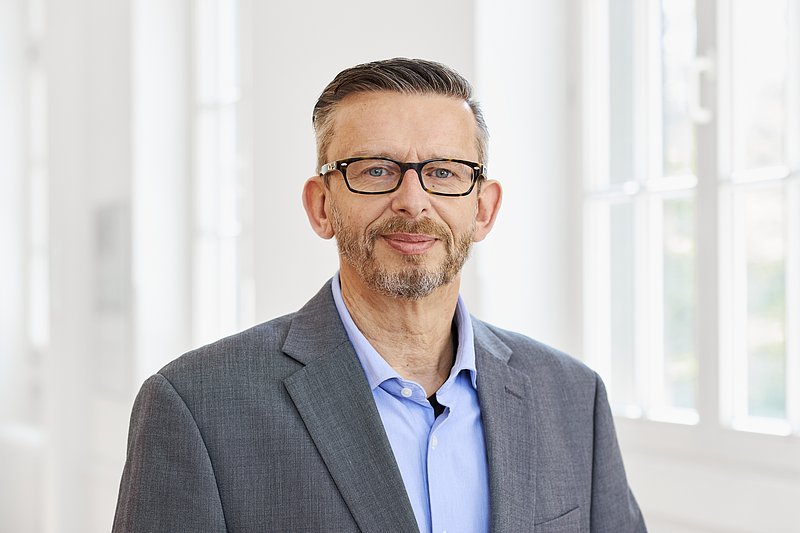 Porträt eines Mannes mit Brille